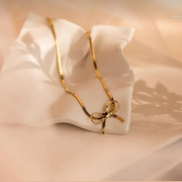 Gold_Traditional_Bow_Necklace_For_Women