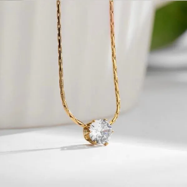 Gold_Traditional_Diamond_Stud_Necklace_For_Women