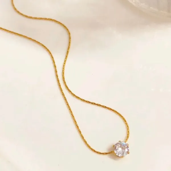 Gold_Traditional_Diamond_Stud_Necklace_For_Women