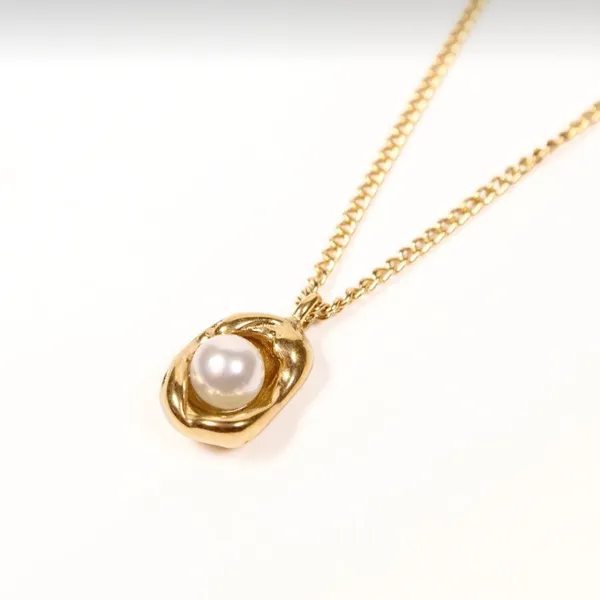 Gold_Traditional_Shell_Pearl_Necklace_For_Women