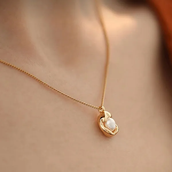 Gold_Traditional_Shell_Pearl_Necklace_For_Women