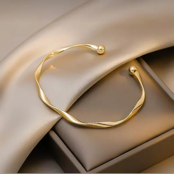 Gold_Traditional_Twist_Cuff_For_Women