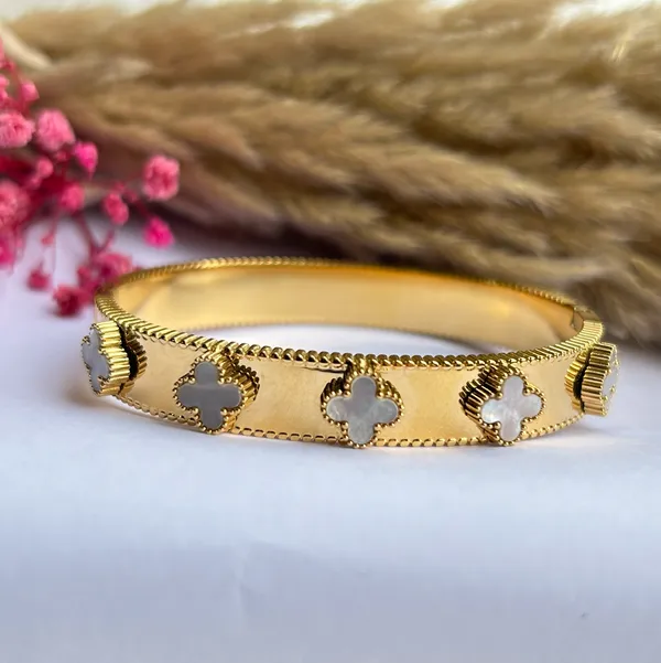 Gold_Traditional_Clover_Bracelet_For_Women