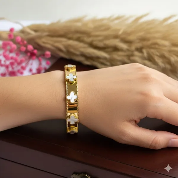 Gold_Traditional_Clover_Bracelet_For_Women