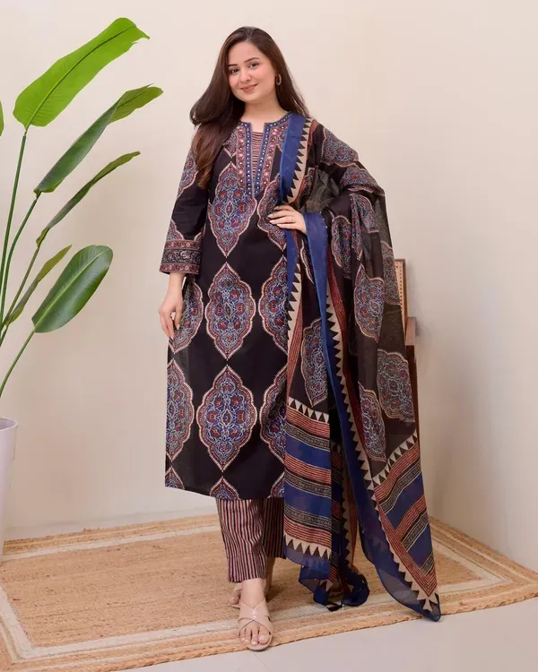 Black_Women_Pure_Cotton_Printed_Kurta_With_Pant_And_Dupatta