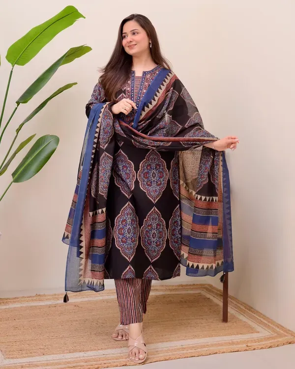 Black_Women_Pure_Cotton_Printed_Kurta_With_Pant_And_Dupatta