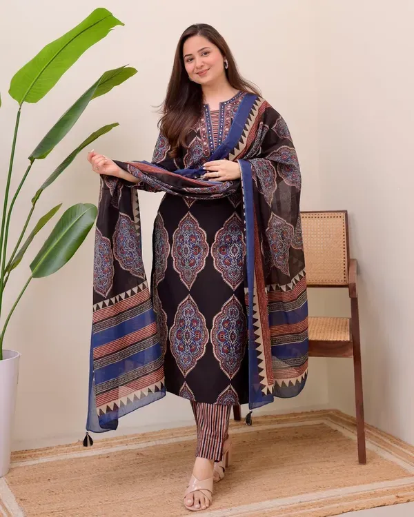 Black_Women_Pure_Cotton_Printed_Kurta_With_Pant_And_Dupatta