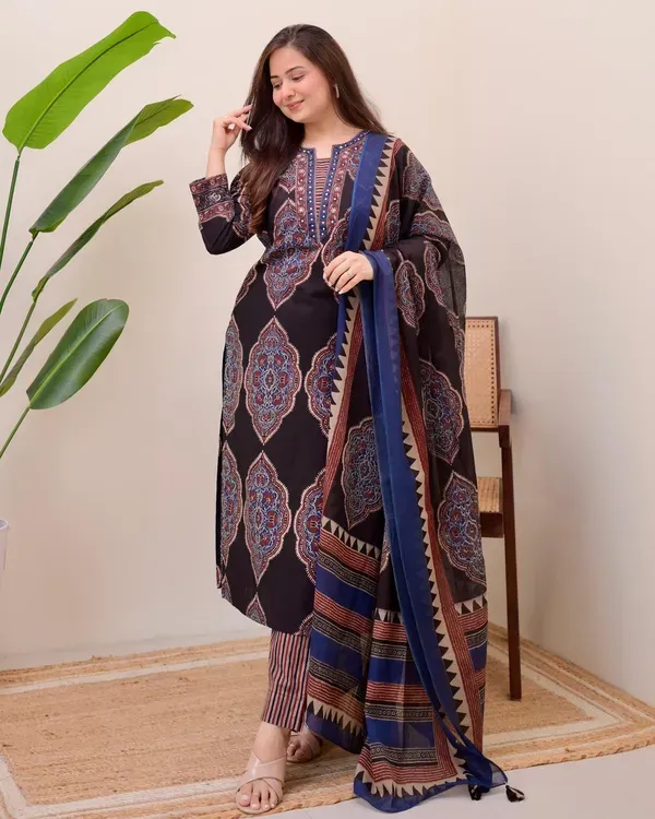 Black_Women_Pure_Cotton_Printed_Kurta_With_Pant_And_Dupatta