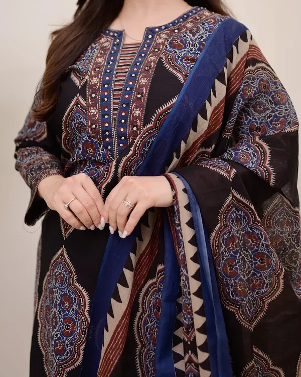 Black_Women_Pure_Cotton_Printed_Kurta_With_Pant_And_Dupatta