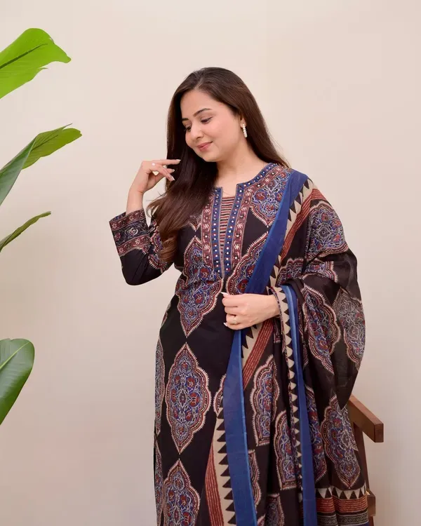 Black_Women_Pure_Cotton_Printed_Kurta_With_Pant_And_Dupatta