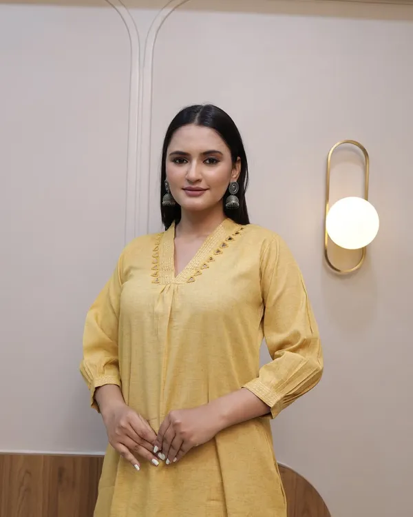Women_Floral_Printed_Regular_Thread_Work_Kurta_with_Palazzos