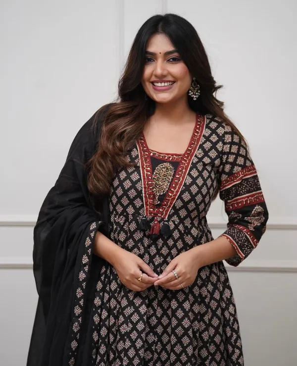 Premium_Heavy_Black_Ethnic_Anarkali_Kurta_Set_with_Dupatta