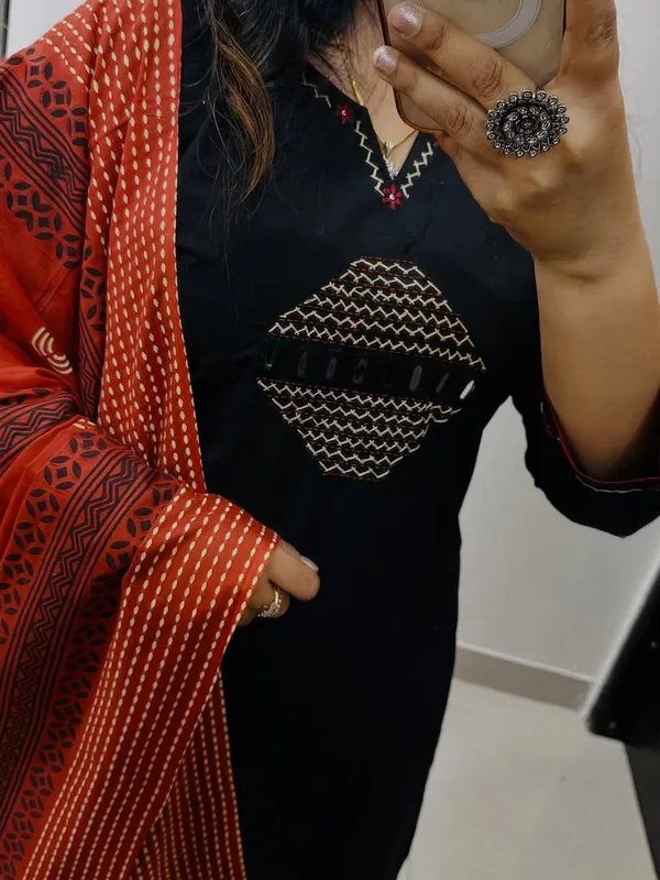 Black_Classic_Ethnic_Kurta_Set_For_Women