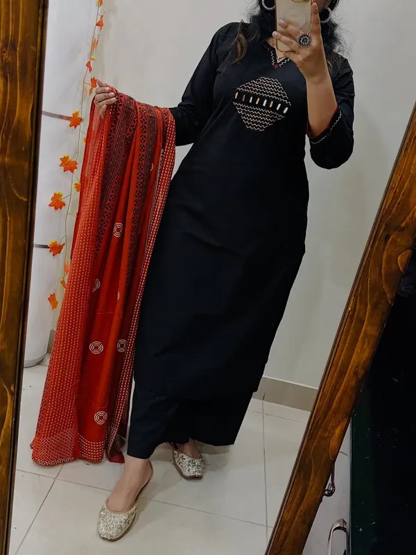 Black_Classic_Ethnic_Kurta_Set_For_Women