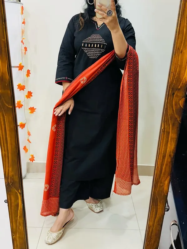 Black_Classic_Ethnic_Kurta_Set_For_Women