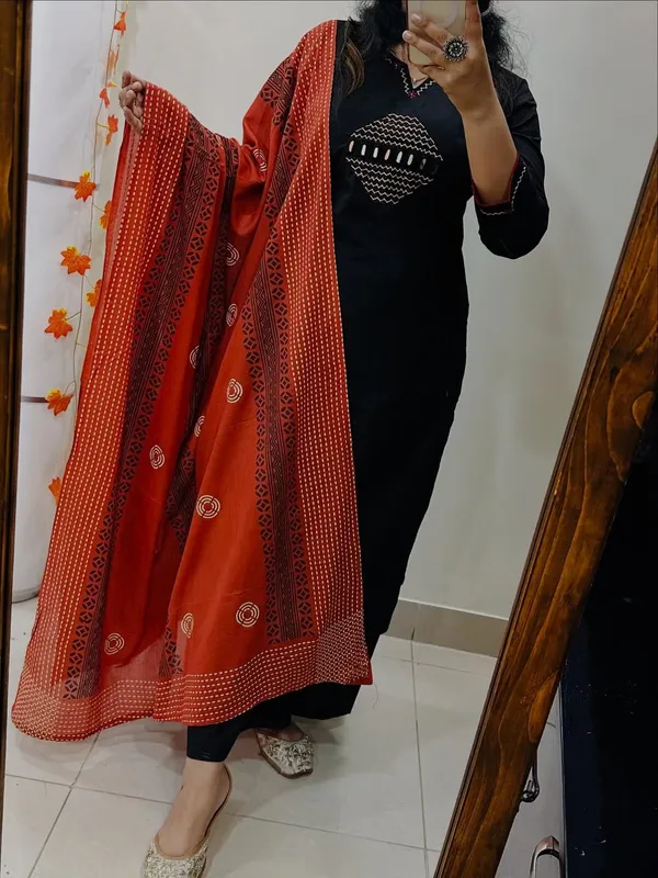 Black_Classic_Ethnic_Kurta_Set_For_Women