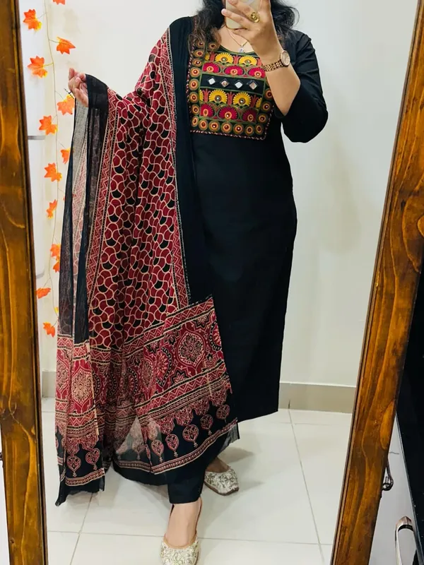 Heavy_Embroidery_Work_in_Dhabu_Cotton
