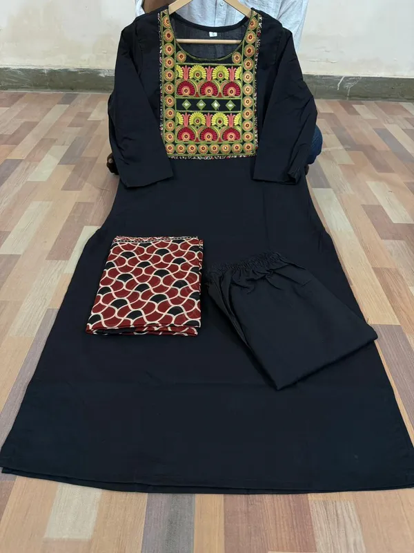 Heavy_Embroidery_Work_in_Dhabu_Cotton