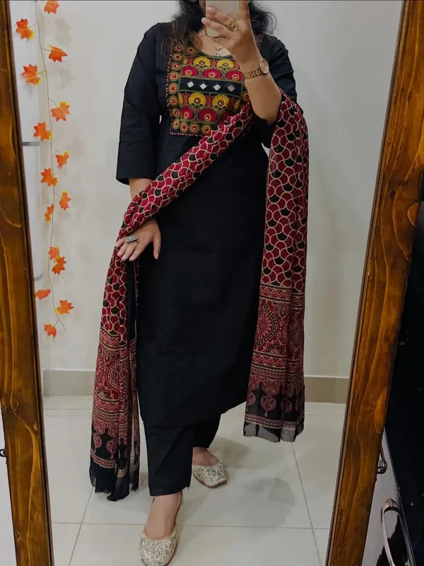 Heavy_Embroidery_Work_in_Dhabu_Cotton