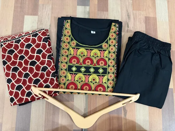 Heavy_Embroidery_Work_in_Dhabu_Cotton