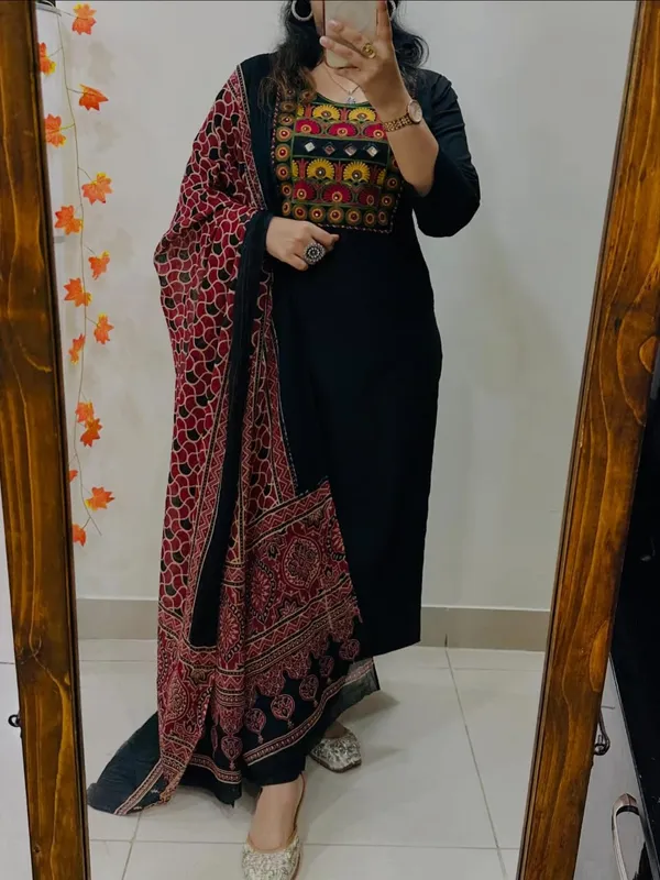 Heavy_Embroidery_Work_in_Dhabu_Cotton