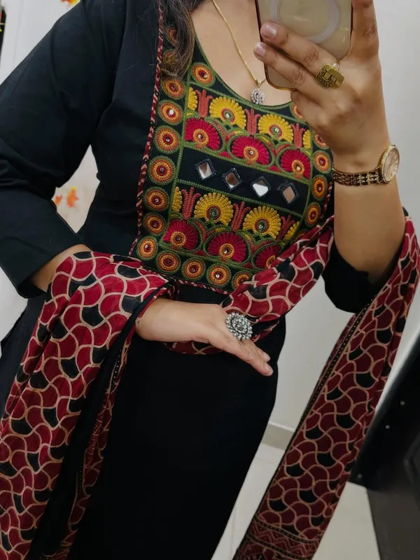Heavy_Embroidery_Work_in_Dhabu_Cotton