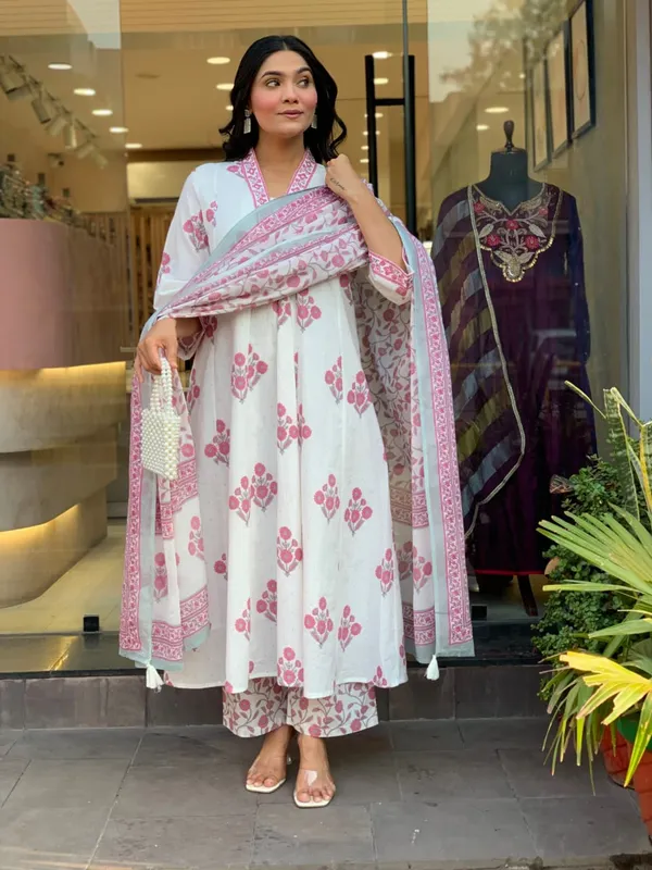 Women_Floral_Printed_Kurta_Pant_Dupatta_Set