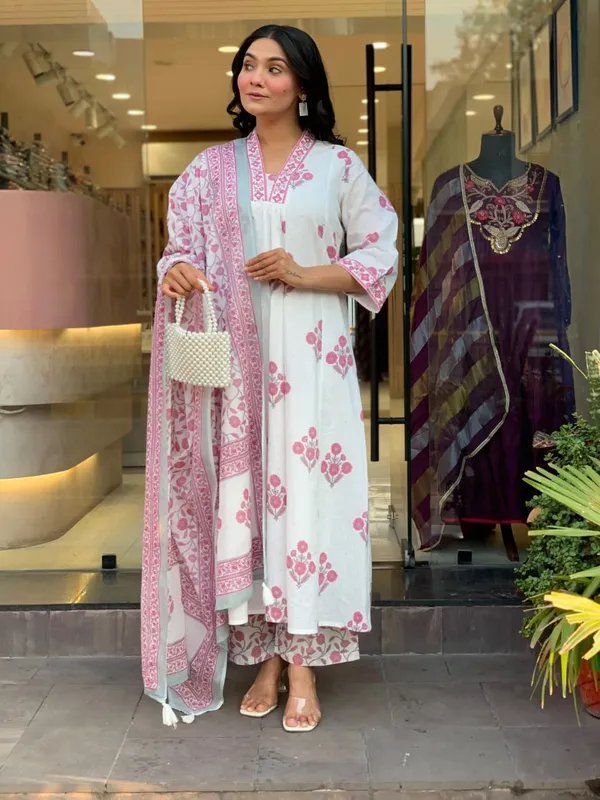 Women_Floral_Printed_Kurta_Pant_Dupatta_Set
