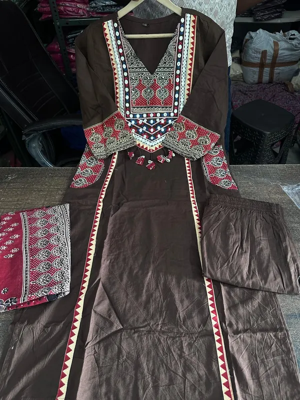 Women_Embroidered_Straight_Kurta_Set