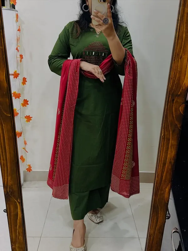 Royal_Green_Cotton_Kurti_Set_With_Red_Bandhej_Dupatta_For_Women