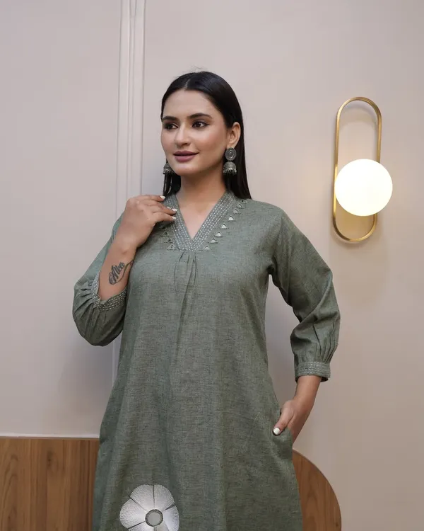 Women_Floral_Printed_Regular_Thread_Work_Kurta_with_Palazzos