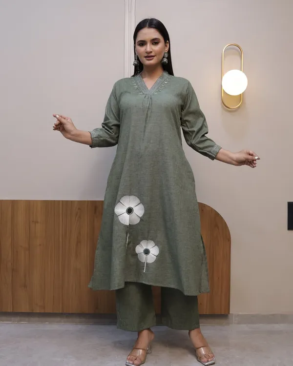 Women_Floral_Printed_Regular_Thread_Work_Kurta_with_Palazzos