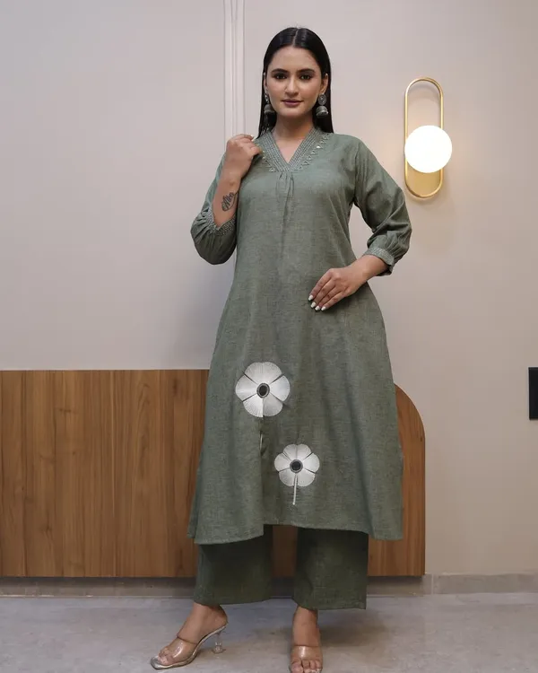 Women_Floral_Printed_Regular_Thread_Work_Kurta_with_Palazzos