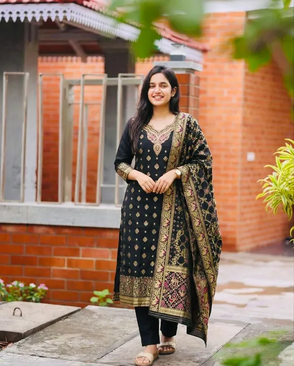 Black_Silk_Blend_Embroidered_Kurta_Pant_Set_With_Dupatta_For_Women