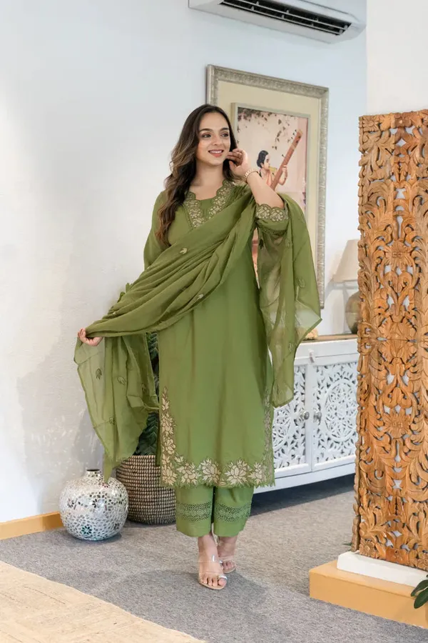 Light_Green_Floral_Print_Kurta_Trouser/Pant_&_Dupatta_Set_For_Women
