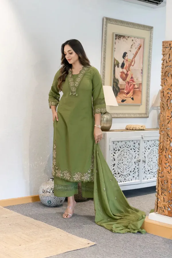 Light_Green_Floral_Print_Kurta_Trouser/Pant_&_Dupatta_Set_For_Women