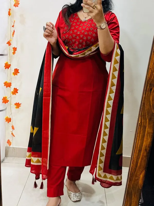 Elegant_Crimson_Geometric_Kurta_Set_with_Statement_Dupatta