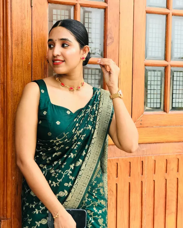 Elegant_Bottle_Green_Banarasi_Silk_Saree_with_Intricate_Golden_Zari_Work