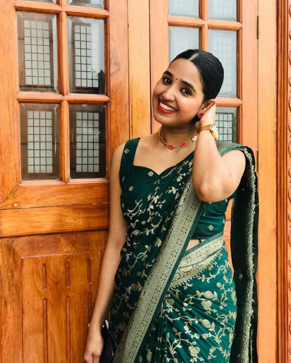 Elegant_Bottle_Green_Banarasi_Silk_Saree_with_Intricate_Golden_Zari_Work
