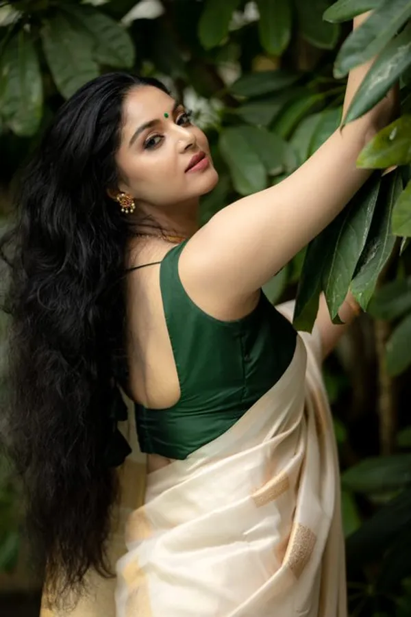 Ivory_Silk_Saree_with_Minimal_Gold_Zari_Motifs