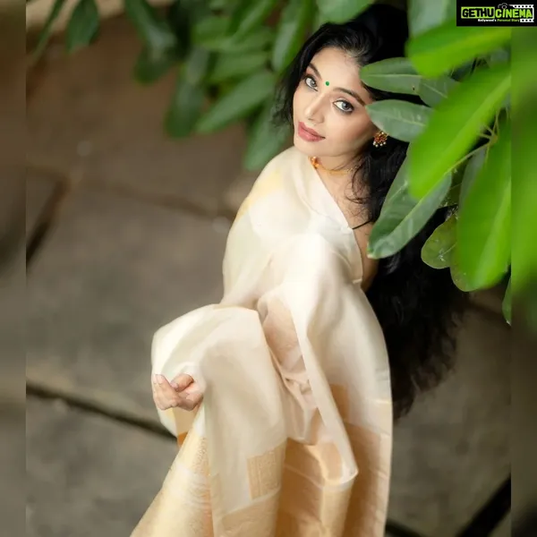 Ivory_Silk_Saree_with_Minimal_Gold_Zari_Motifs