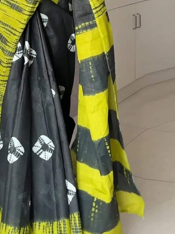 Zivah_Pure_Cotton_Saree_–_Charcoal_Black_with_Lime_Abstract_Print