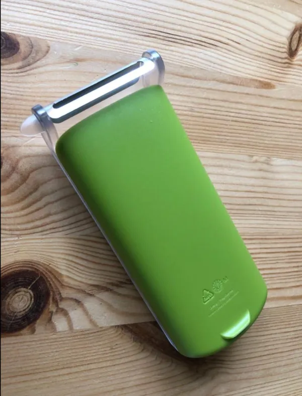 Multicolor_Square_Storage_Fruit_And_Vegetable_Peeler