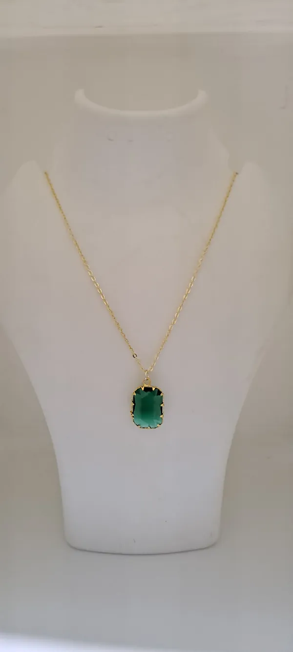 Avarni_Jewels_Emerald_Green_Radiant_Cut_Pendan