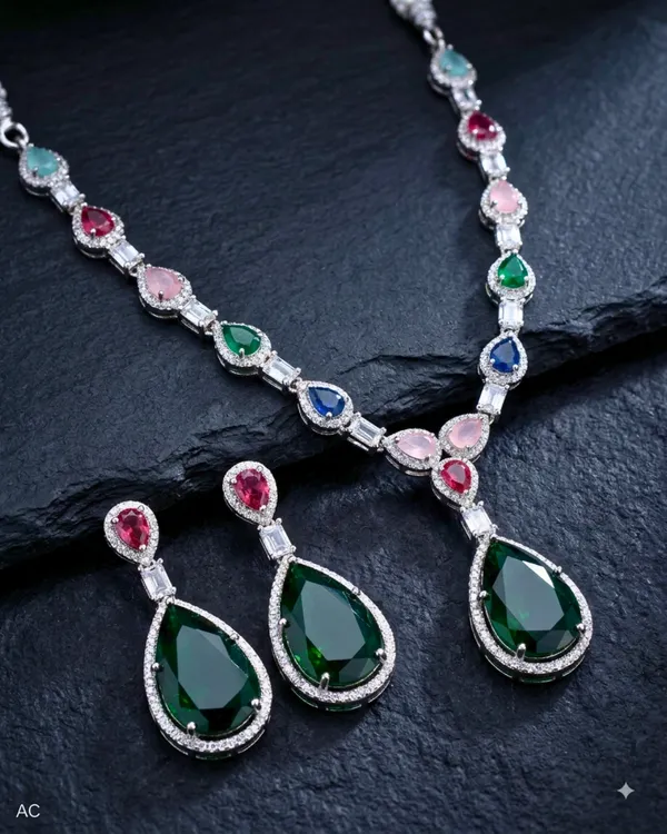 EMERALD_AURORA_NECKLACE