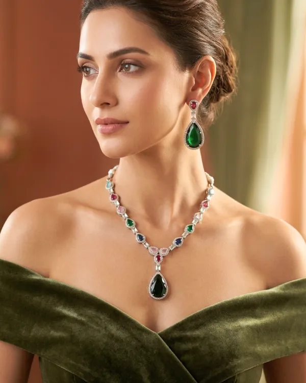 EMERALD_AURORA_NECKLACE