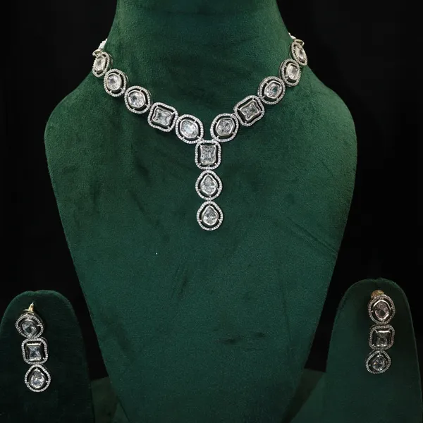 SILVER_TIE_NECKLACE