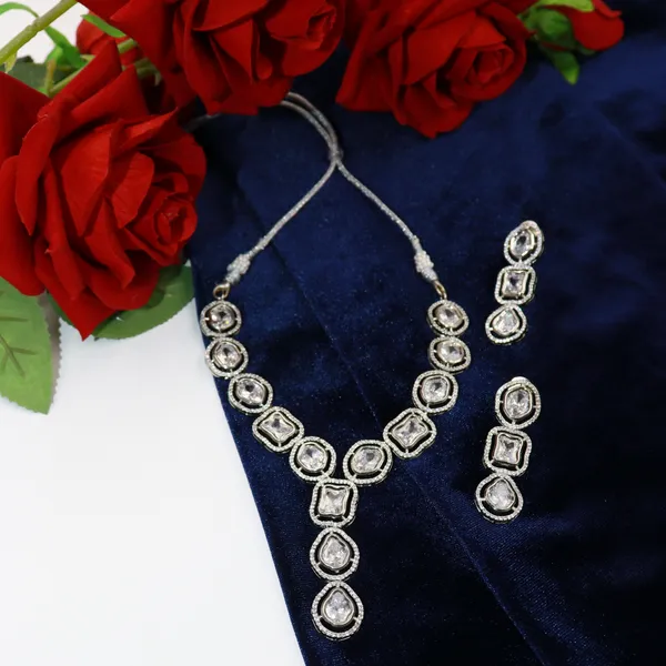 SILVER_TIE_NECKLACE