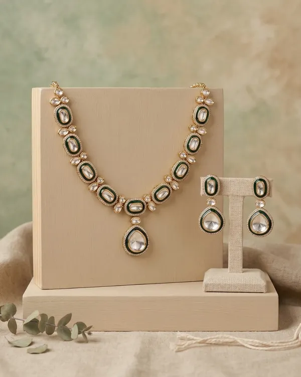 THE_EMERALD_AURA_HERITAGE_NECKLACE