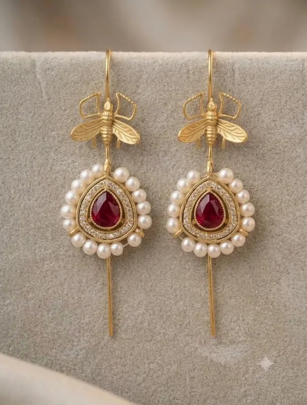 THE_ROYAL_HONEYBEE_EARCUFF